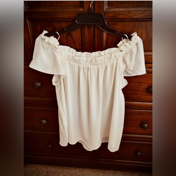 CeCe Tops - NWOT CeCe GORGEOUS Cream Off-Shoulder Blouse, Size Medium